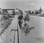 125583 Afbeelding van twee fietsende jongens in de Burgemeester Fockema Andreaelaan te Utrecht.